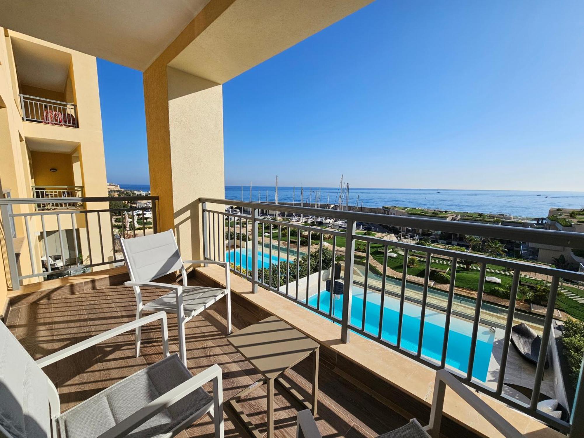 Stunning Seafront Portomaso Apartman